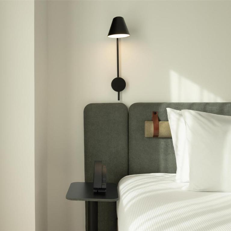 Hampton By Hilton Malaga Martiricos - Habitación con cama extragrande. - 9