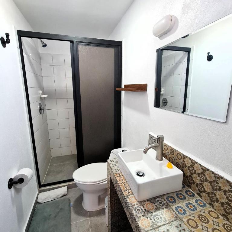 R06 ROOM at ITESM CEM Full Services, Shared-Kitchen, Fridge ,Laundry, Smart TV, Parking, Balcony - Habitación Doble Económica - 1 o 2 camas - 20