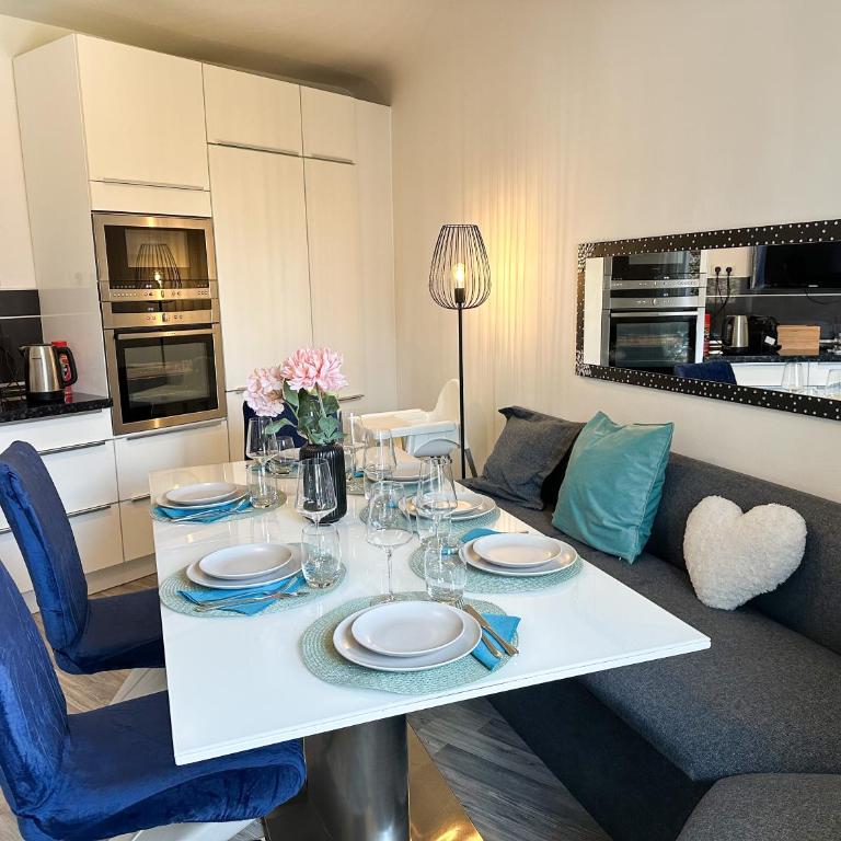 KATIES Apartments Augsburg I Zentral I 4 Zimmer I 7 Personen I 2x Parken I Nintendo Switch I DisneyPlus I E-Kamin - Appartamento con 3 Camere da Letto - 7