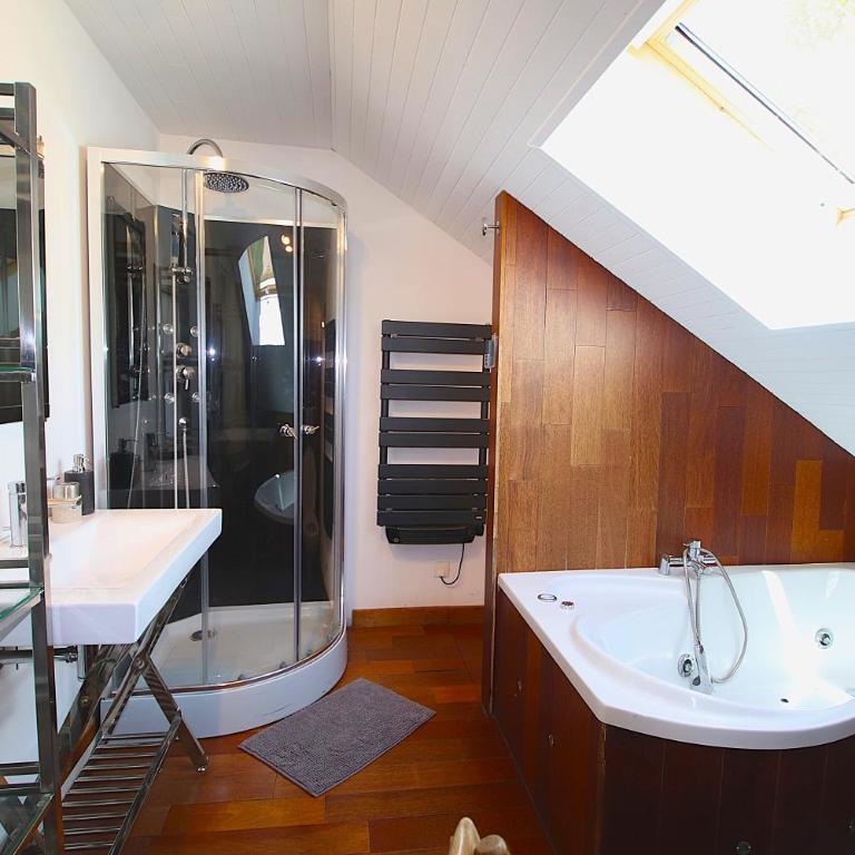 Ski-in/Ski-out Chalet, Quiet Location, and Jacuzzi - Chalet - 5