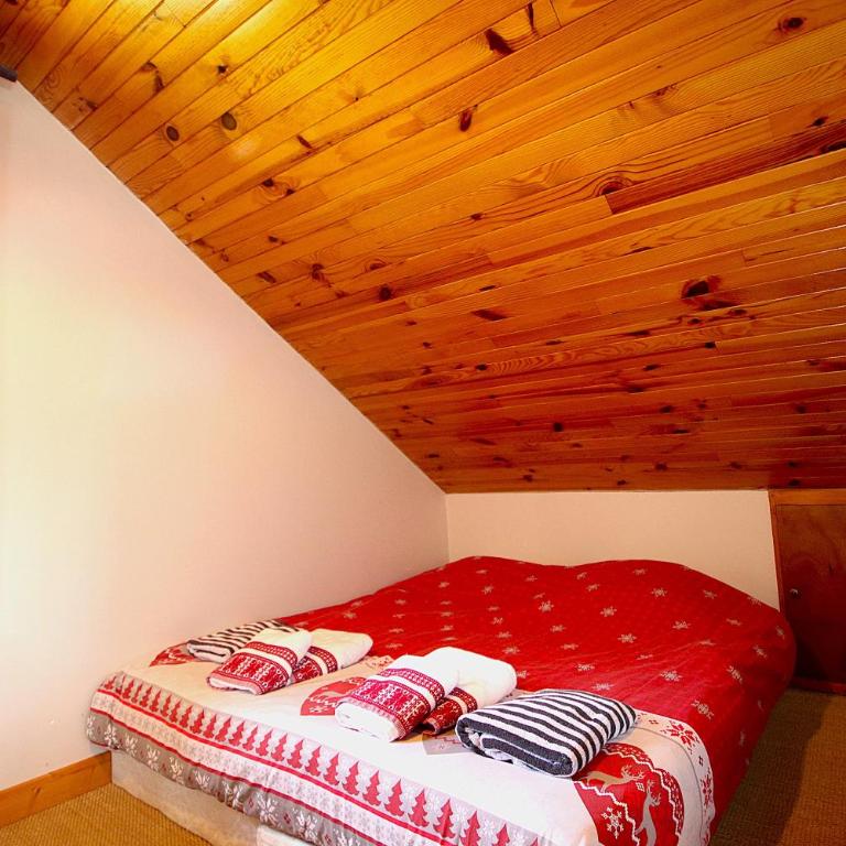 Ski-in/Ski-out Chalet, Quiet Location, and Jacuzzi - Chalet - 19