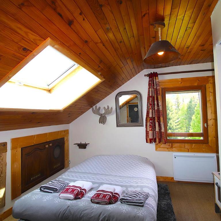 Ski-in/Ski-out Chalet, Quiet Location, and Jacuzzi - Chalet - 17