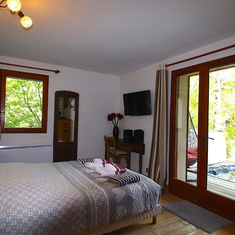 Ski-in/Ski-out Chalet, Quiet Location, and Jacuzzi - Chalet - 10