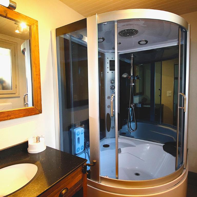 Ski-in/Ski-out Chalet, Quiet Location, and Jacuzzi - Chalet - 14