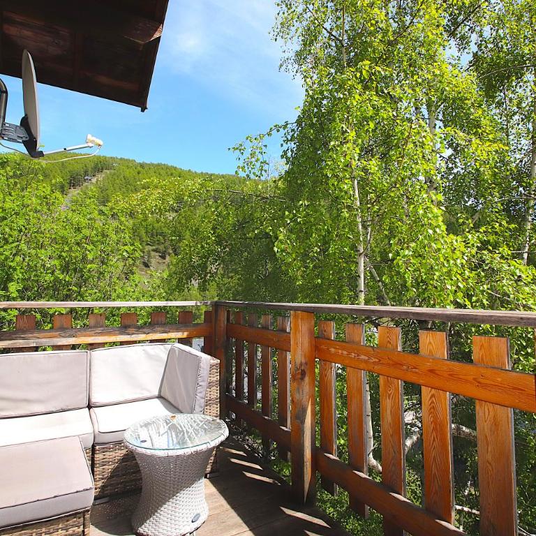 Ski-in/Ski-out Chalet, Quiet Location, and Jacuzzi - Chalet - 8