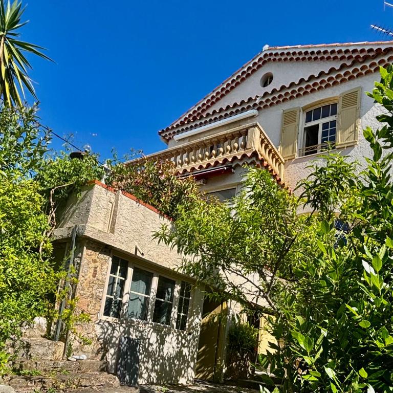 Villa Tricia Cannes - Chambre Double de Luxe avec Balcon - Vue Partielle sur Mer - 1