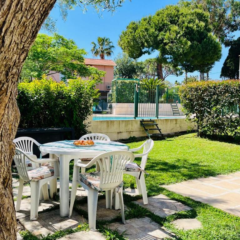 Exclusive 80 sqm apartment with private garden and terrace on the Cap d Antibes, 300 mt from sandy Plage de la Salis - Appartement - Vue sur Piscine - 2