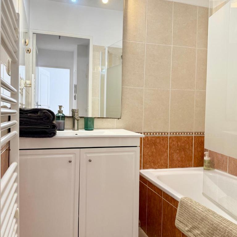 Magnificent renovated apartment, 2 rooms of 45 m2, close tothe sea, top floor, terrace - Appartement 1 Chambre - 14