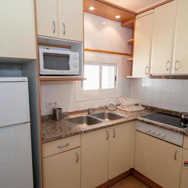 Seafront L'Estartit Apartments - Two-Bedroom Apartment with Garden View - 7