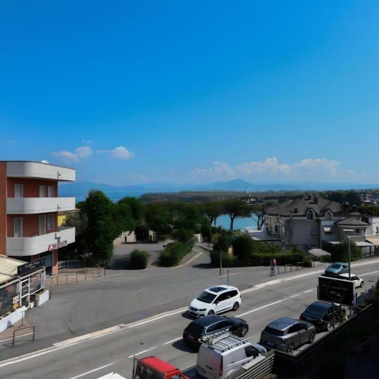 Peschiera Fantasia DesenzanoLoft Official Partner Homes & Villas by Marriott Bonvoy - Apartment with Lake View - 22