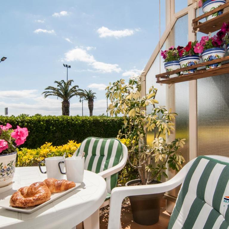 Seafront L'Estartit Apartments - Two-Bedroom Apartment with Garden View - 5