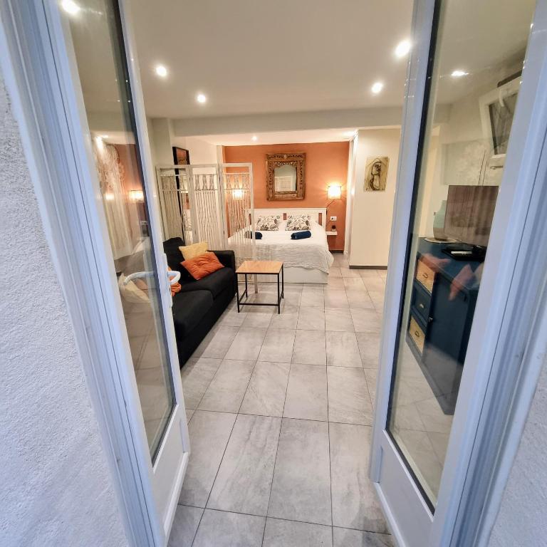 Spacious studio full of charm, recently updated - Appartement 3 Chambres - 11