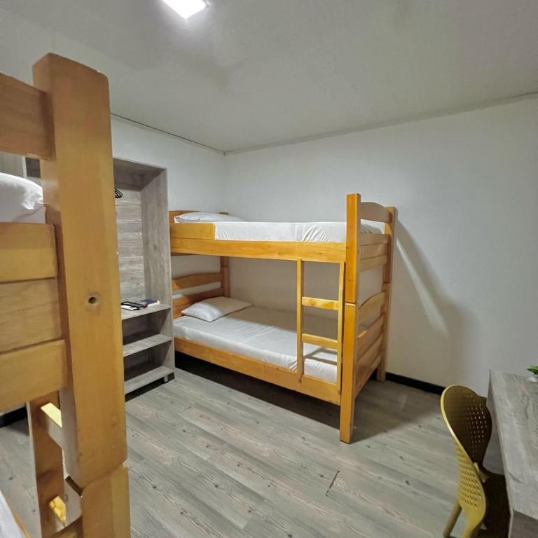 Hotel Room 2 - Habitación Cuádruple Estándar - 5