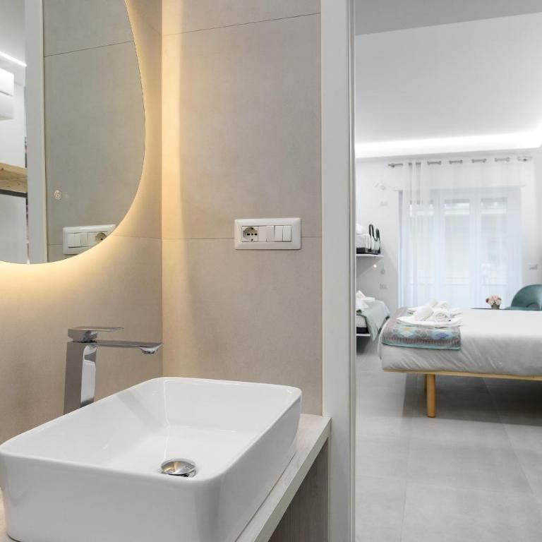Domus suites - Camera Familiare con Bagno Privato - 4