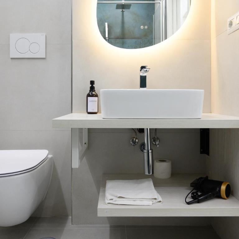 Domus suites - Camera Familiare con Bagno Privato - 12