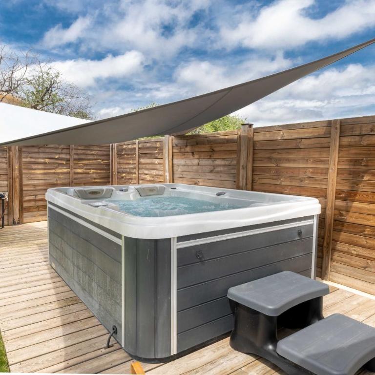 Gîtes Domaine de la Chapelle - Appartement 1 Chambre - Vue sur Piscine - 14