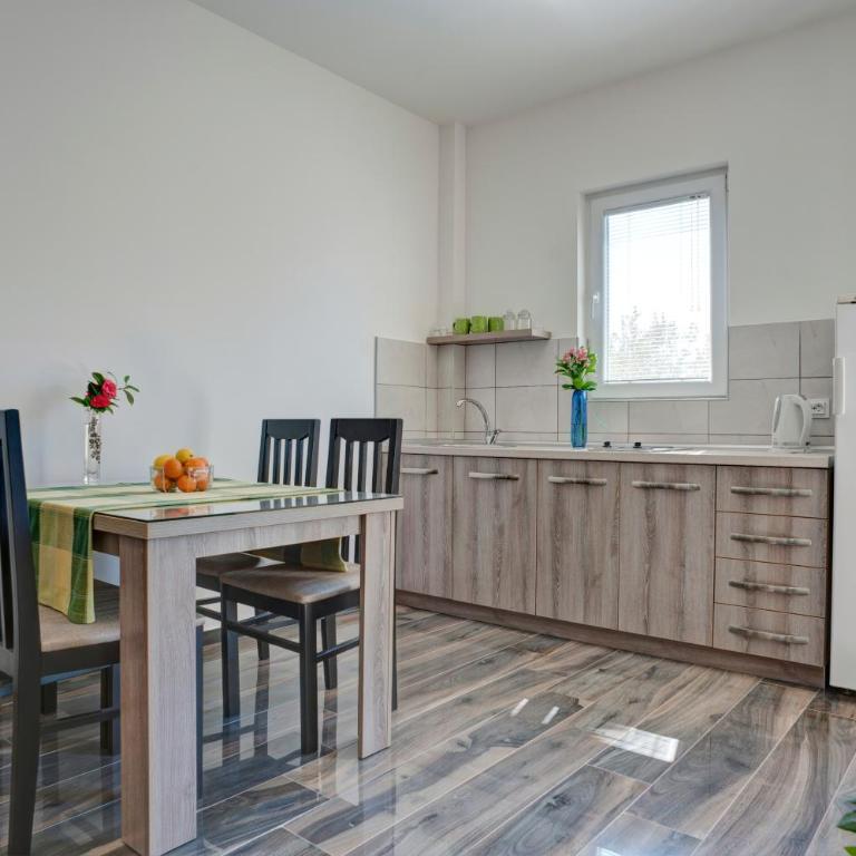 Apartmani Agape - Apartman sa Balkonom i Lepim Pogledom - 2