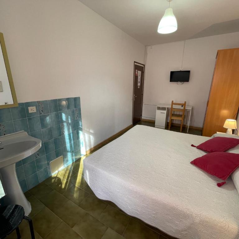 Pensión Borràs - Habitación Doble Estándar con balcón - 1 o 2 camas - 2
