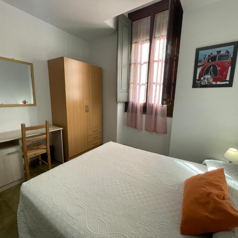 Pensión Borràs - Habitación Triple Económica con baño compartido - 1