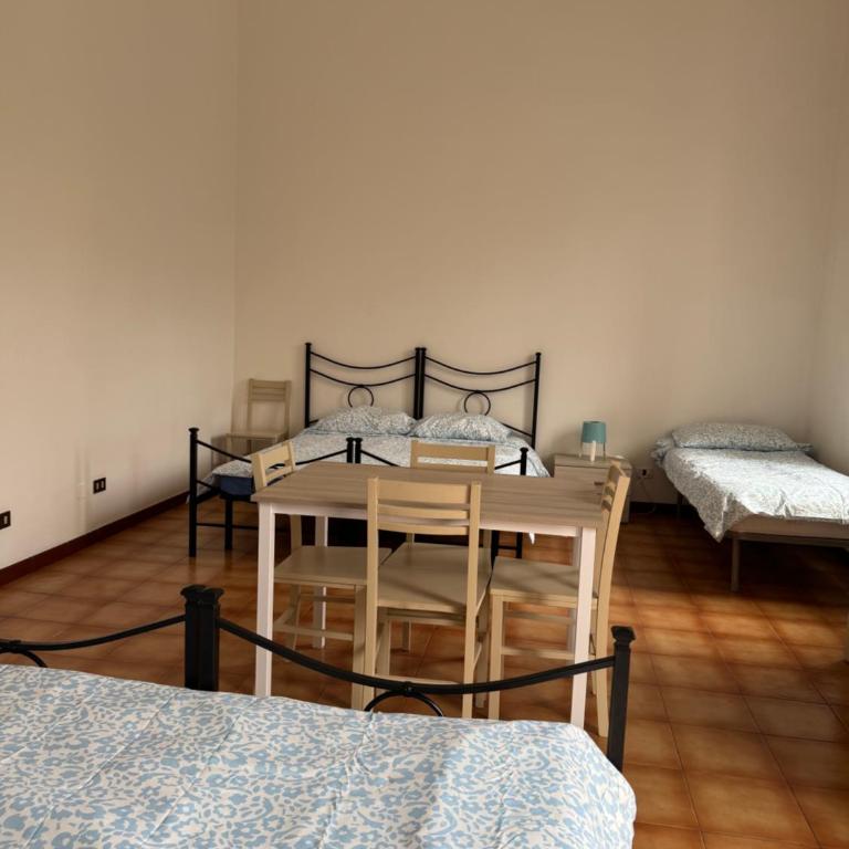 Affittacamere La Stazione - zona ospedale - Bike Welcome - Camera Familiare con Bagno in Comune - 12