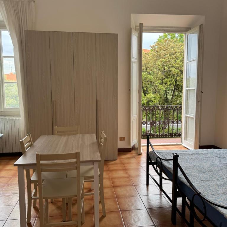Affittacamere La Stazione - zona ospedale - Bike Welcome - Camera Familiare con Bagno in Comune - 1