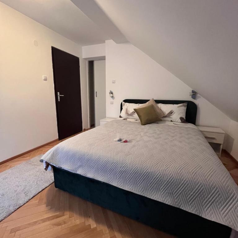 Guest House Vila Pobeda - Apartman Tipa "Suite" sa Terasom - 4