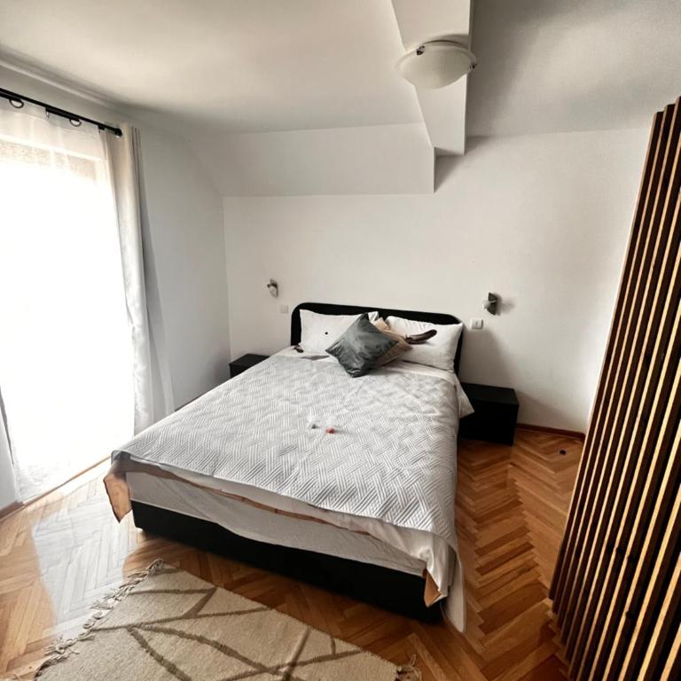 Guest House Vila Pobeda - Deluks Dvokrevetna Soba sa Bračnim Krevetom i Balkonom - 6