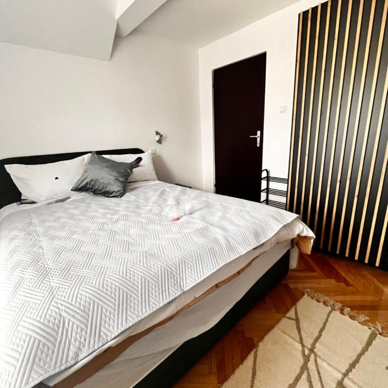 Guest House Vila Pobeda - Deluks Dvokrevetna Soba sa Bračnim Krevetom i Balkonom - 5