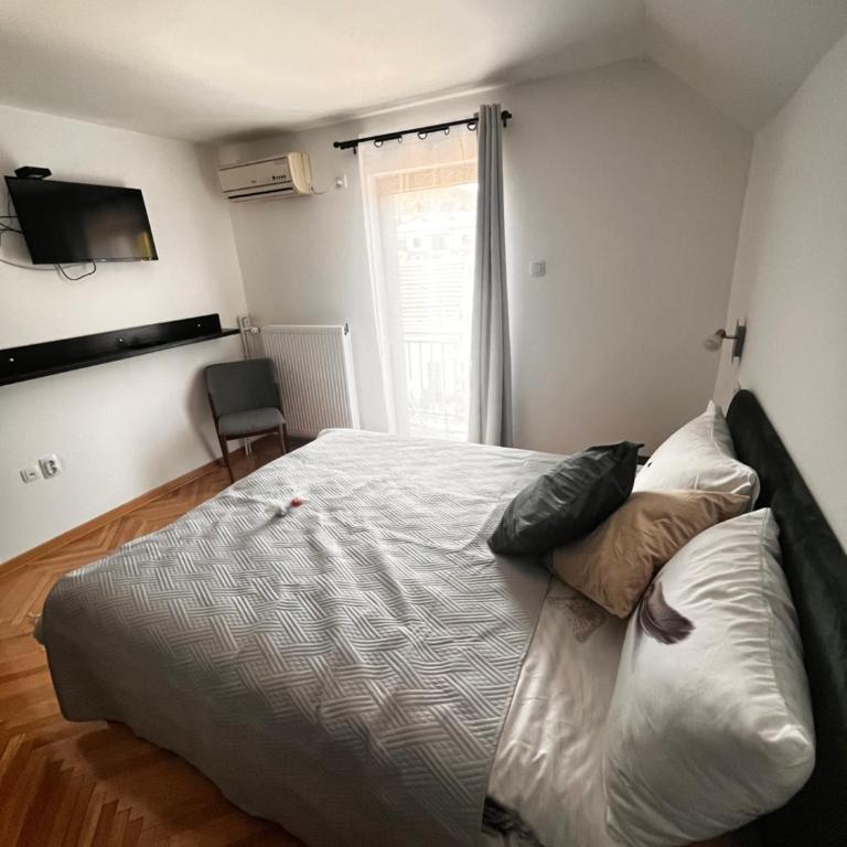 Guest House Vila Pobeda - Deluks Dvokrevetna Soba sa Bračnim Krevetom i Balkonom - 11