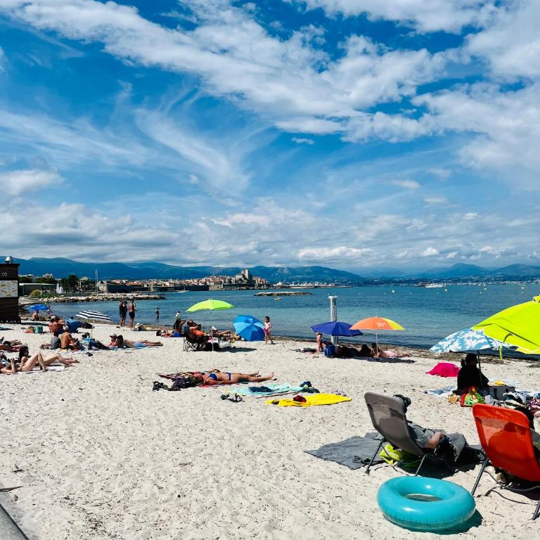 Exclusive 80 sqm apartment with private garden and terrace on the Cap d Antibes, 300 mt from sandy Plage de la Salis - Appartement - Vue sur Piscine - 5