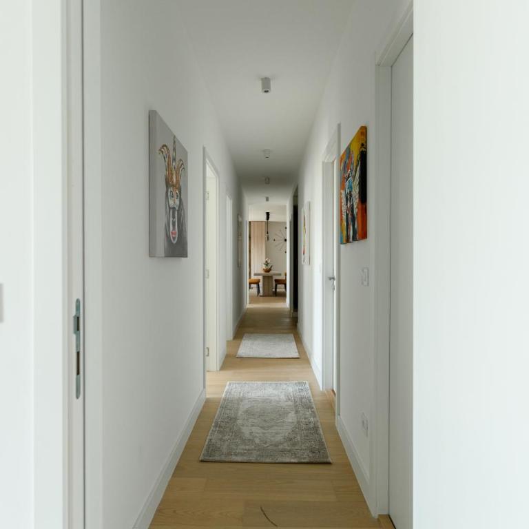 4 bedroom luxury apartment with park & river view - Four-Bedroom Luxury Apartment - 16