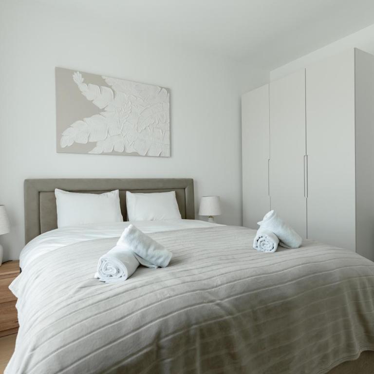 4 bedroom luxury apartment with park & river view - Four-Bedroom Luxury Apartment - 12