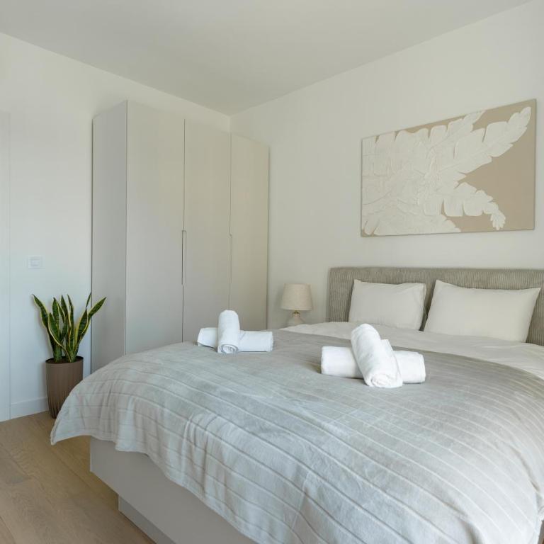 4 bedroom luxury apartment with park & river view - Four-Bedroom Luxury Apartment - 13
