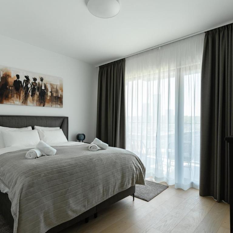 4 bedroom luxury apartment with park & river view - Four-Bedroom Luxury Apartment - 20