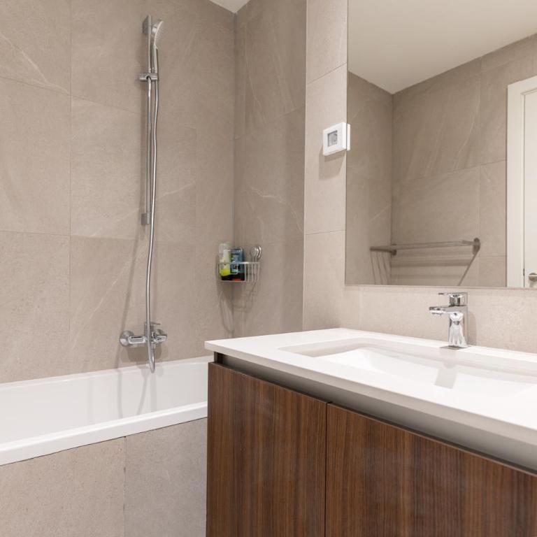 4 bedroom luxury apartment with park & river view - Four-Bedroom Luxury Apartment - 17