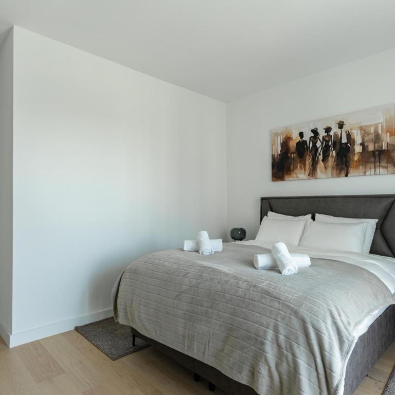 4 bedroom luxury apartment with park & river view - Four-Bedroom Luxury Apartment - 31