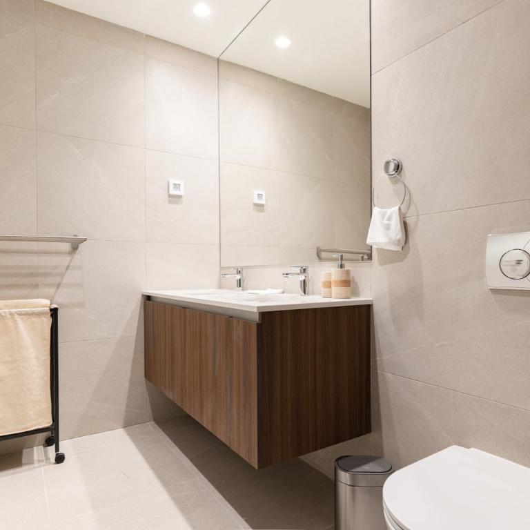 4 bedroom luxury apartment with park & river view - Four-Bedroom Luxury Apartment - 21