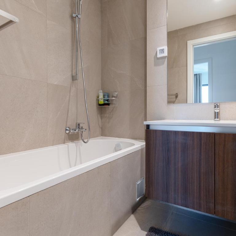 4 bedroom luxury apartment with park & river view - Four-Bedroom Luxury Apartment - 24