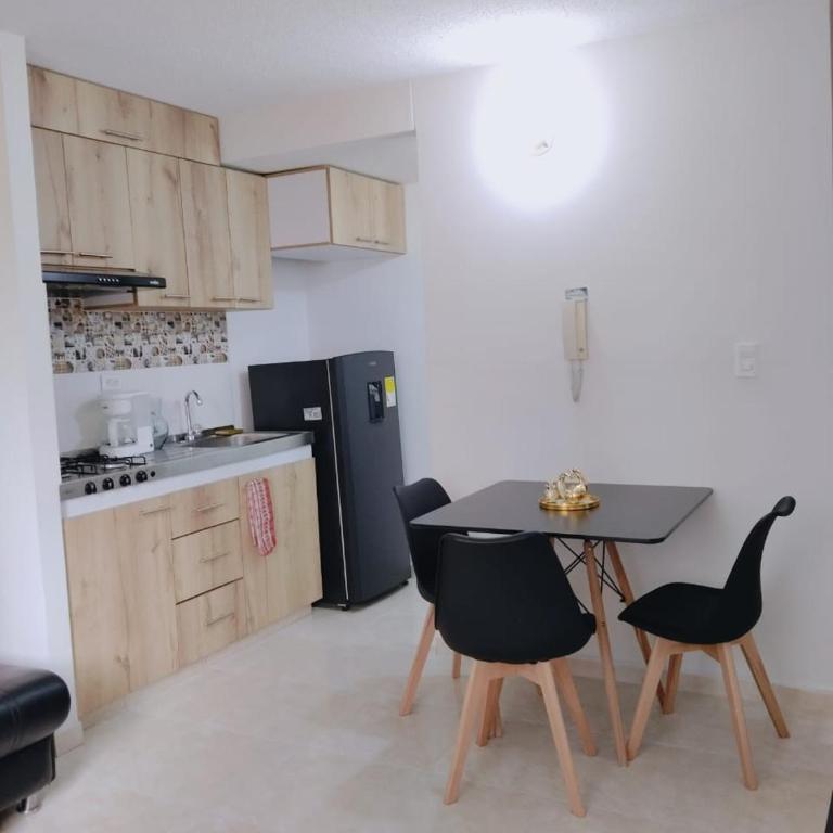 Apartamento cómodo y con excelente ubicación - Three-Bedroom Apartment - 6