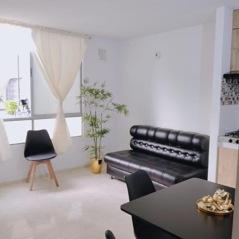 Apartamento cómodo y con excelente ubicación - Three-Bedroom Apartment - 10