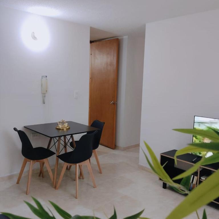 Apartamento cómodo y con excelente ubicación - Three-Bedroom Apartment - 11