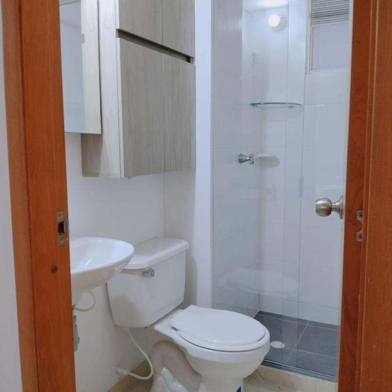 Apartamento cómodo y con excelente ubicación - Three-Bedroom Apartment - 12