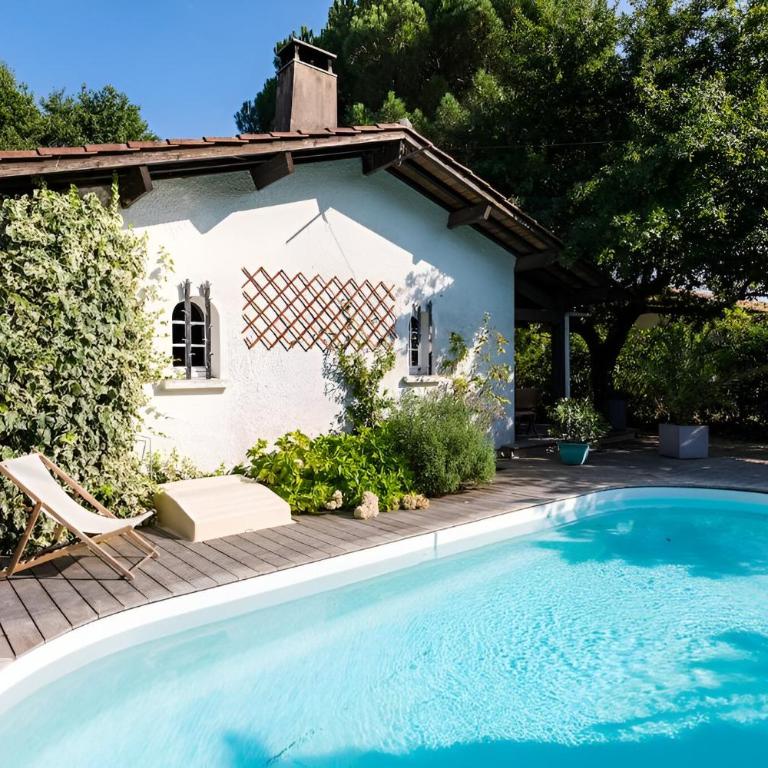 VILLA ESCAPADES AU FERRET idéal Famille ou groupe d'Amis avec piscine chauffée 5 chambres Proche plages et pistes cyclables commerces Séjour paisible au cœur du Bassin d'Arcachon Nous répondons très rapidement aux demandes de renseignements - Villa - 1