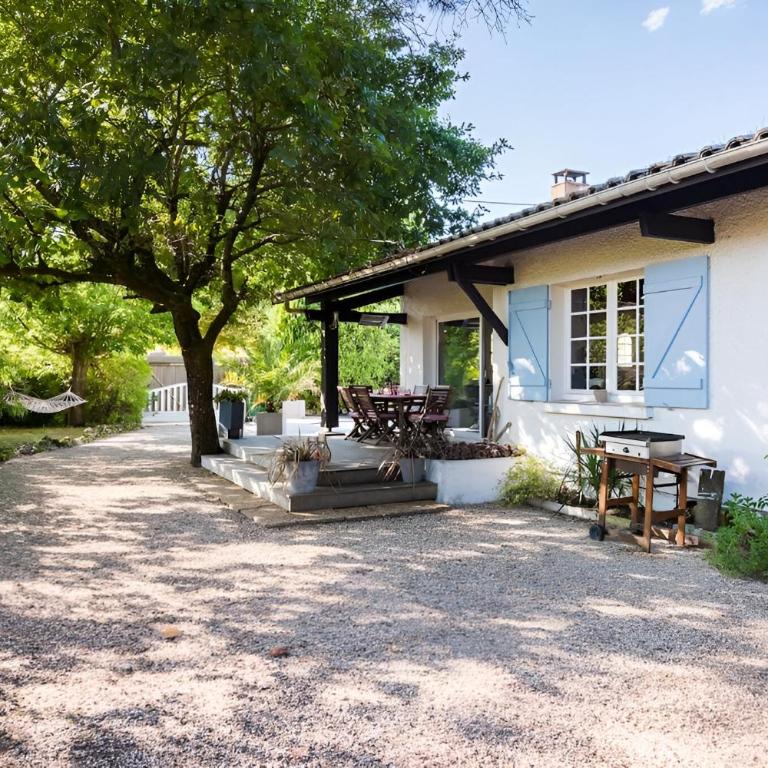 VILLA ESCAPADES AU FERRET idéal Famille ou groupe d'Amis avec piscine chauffée 5 chambres Proche plages et pistes cyclables commerces Séjour paisible au cœur du Bassin d'Arcachon Nous répondons très rapidement aux demandes de renseignements - Villa - 4