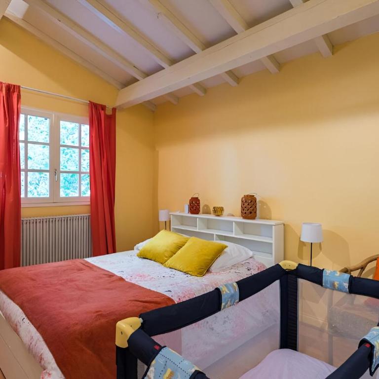 VILLA ESCAPADES AU FERRET idéal Famille ou groupe d'Amis avec piscine chauffée 5 chambres Proche plages et pistes cyclables commerces Séjour paisible au cœur du Bassin d'Arcachon Nous répondons très rapidement aux demandes de renseignements - Villa - 8