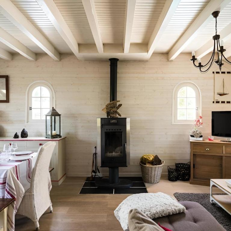 VILLA ESCAPADES AU FERRET idéal Famille ou groupe d'Amis avec piscine chauffée 5 chambres Proche plages et pistes cyclables commerces Séjour paisible au cœur du Bassin d'Arcachon Nous répondons très rapidement aux demandes de renseignements - Villa - 3