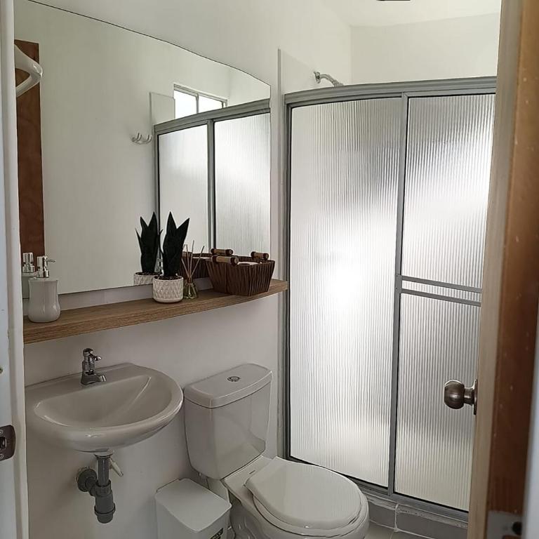 Apto amoblado con aire, piscina y parqueadero en Valledupar - Two-Bedroom Apartment - 34