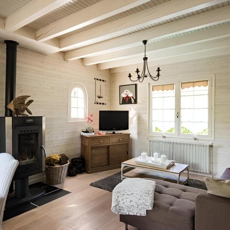 VILLA ESCAPADES AU FERRET idéal Famille ou groupe d'Amis avec piscine chauffée 5 chambres Proche plages et pistes cyclables commerces Séjour paisible au cœur du Bassin d'Arcachon Nous répondons très rapidement aux demandes de renseignements - Villa - 30