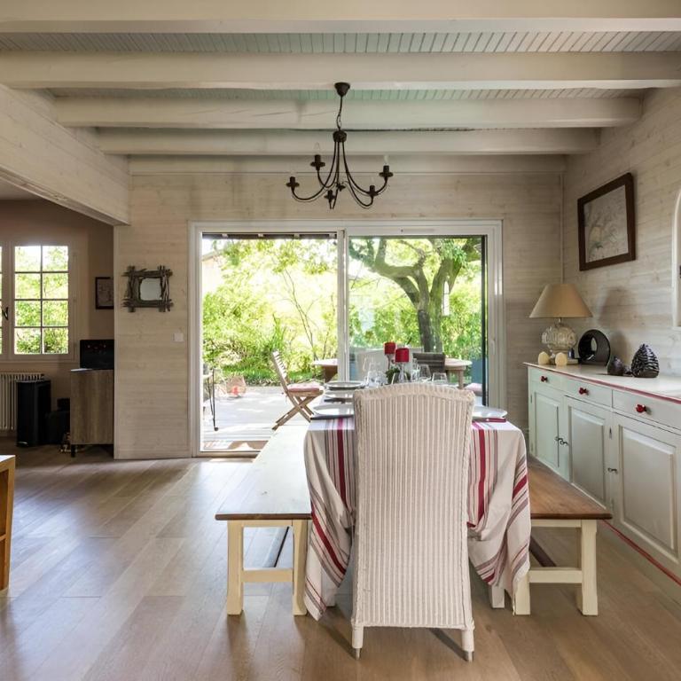 VILLA ESCAPADES AU FERRET idéal Famille ou groupe d'Amis avec piscine chauffée 5 chambres Proche plages et pistes cyclables commerces Séjour paisible au cœur du Bassin d'Arcachon Nous répondons très rapidement aux demandes de renseignements - Villa - 29