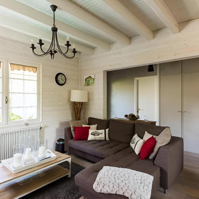 VILLA ESCAPADES AU FERRET idéal Famille ou groupe d'Amis avec piscine chauffée 5 chambres Proche plages et pistes cyclables commerces Séjour paisible au cœur du Bassin d'Arcachon Nous répondons très rapidement aux demandes de renseignements - Villa - 33